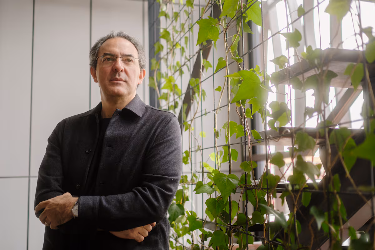 Juan Gabriel Vásquez afirma: "Las columnas de opinión son esenciales hoy en día"