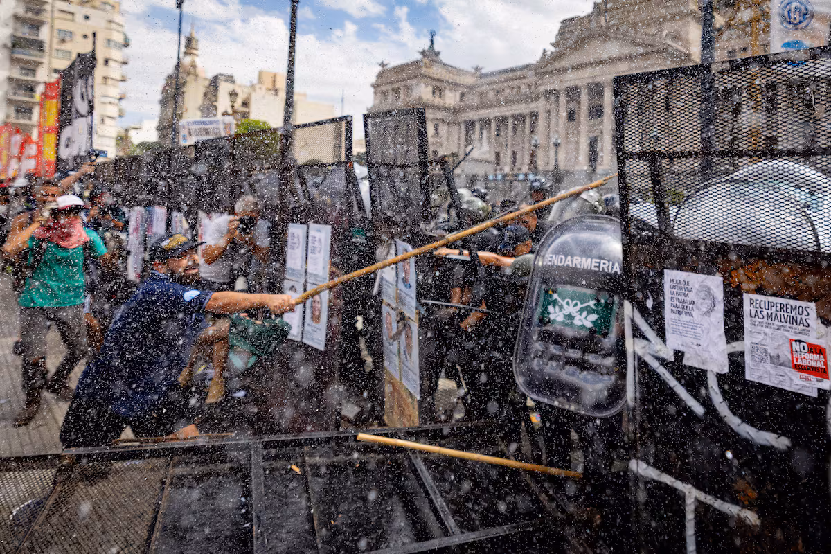 Milei logra aprobación de su reforma laboral en el Senado amid protests