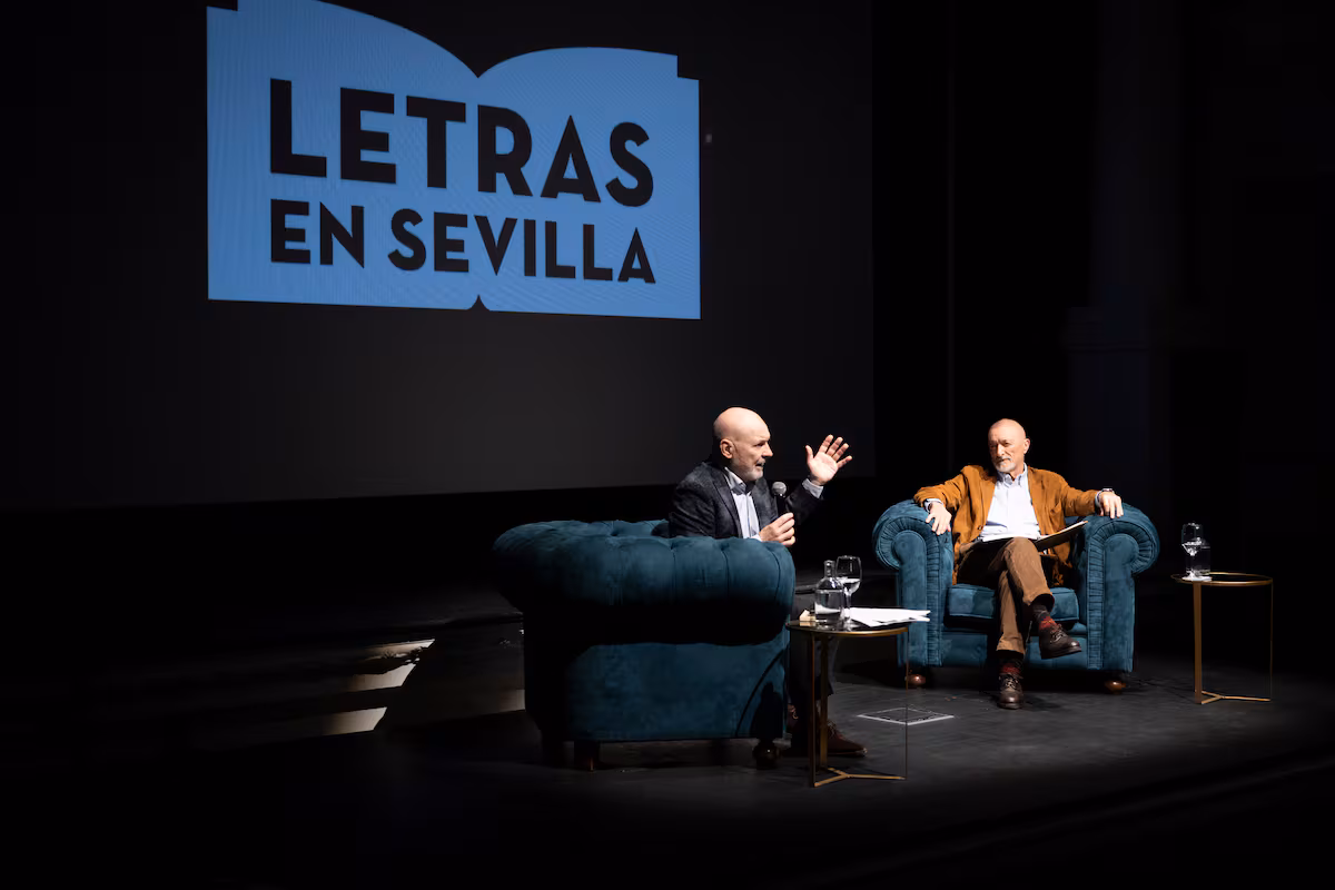 Pérez-Reverte reprograma foro sobre la Guerra Civil en Sevilla e invitará a Pablo Iglesias