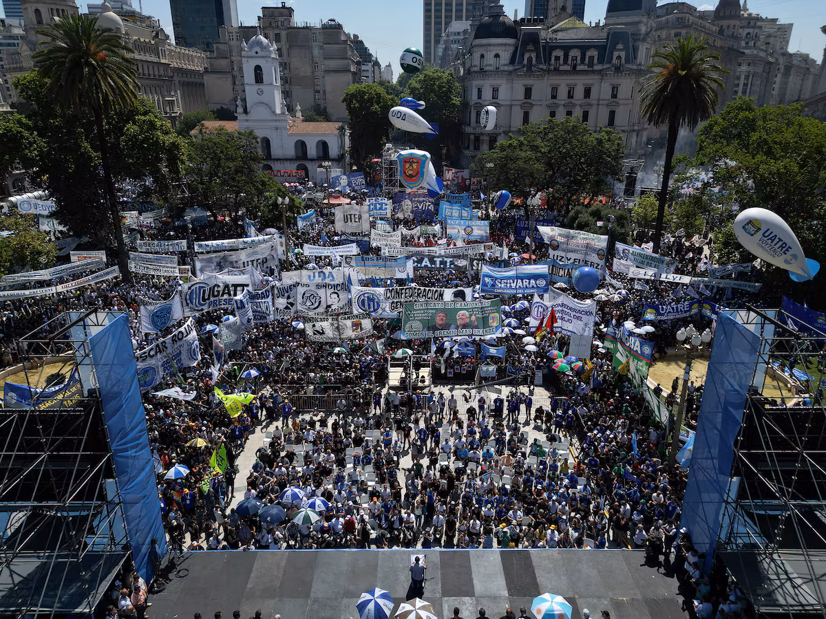 Sindicatos argentinos marchan contra la reforma laboral de Javier Milei