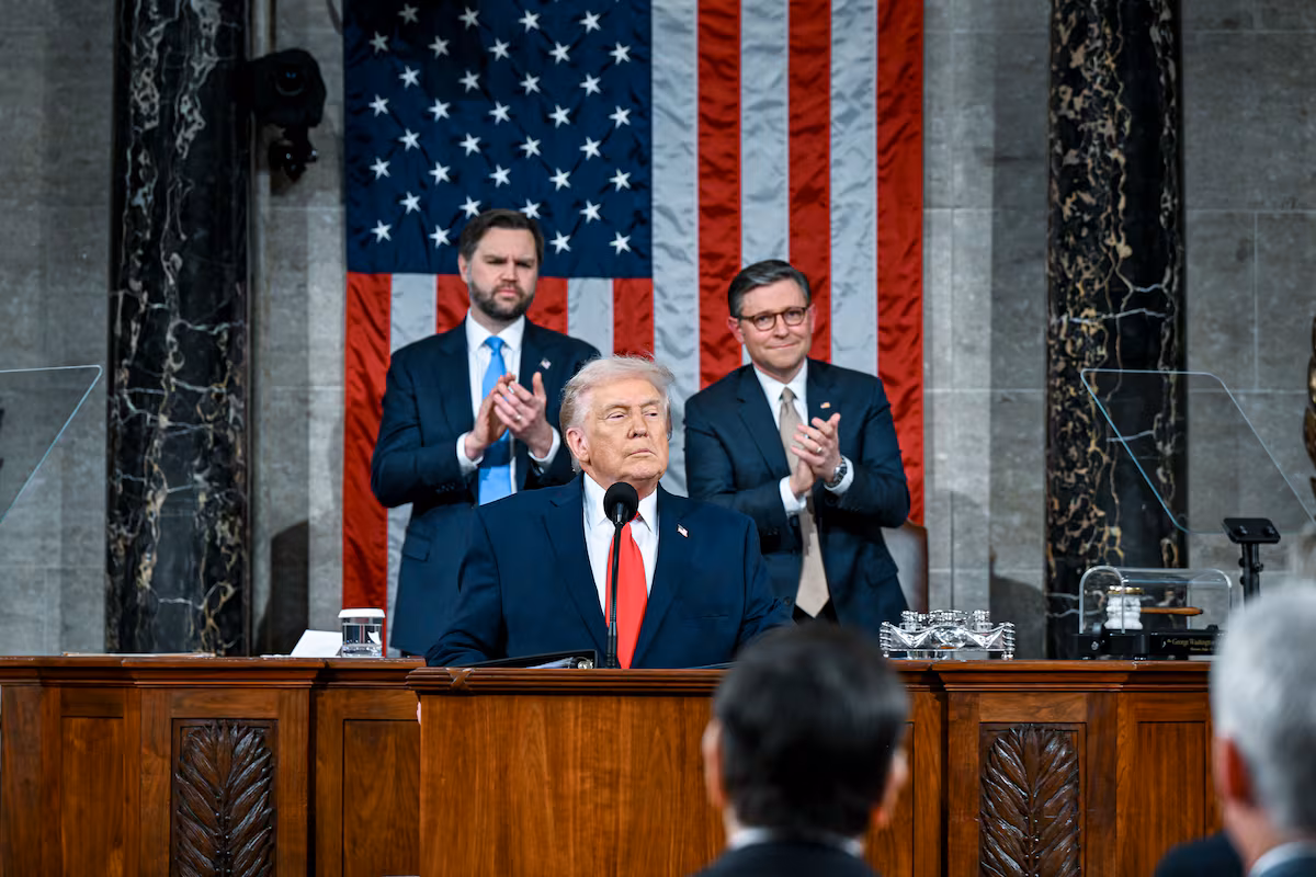 Trump sobredimensiona sus logros y arremete contra demócratas en su discurso más extenso