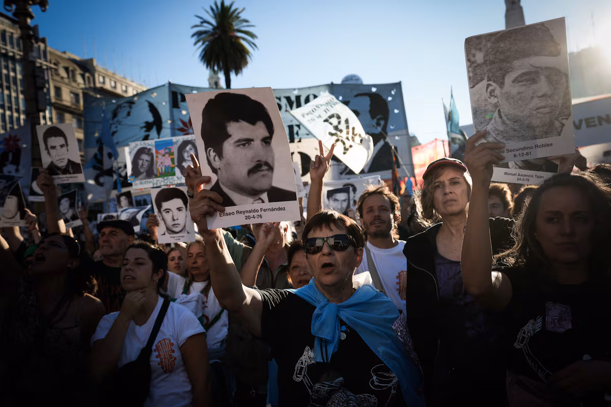 Argentina conmemora 50 años del golpe militar con masivas marchas por las víctimas