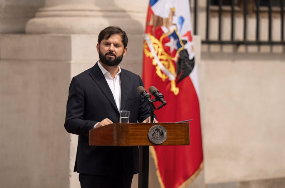 Boric afirma que informó a Kast sobre el proyecto del cable chino, él lo niega