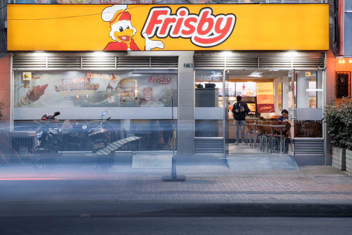 Frisby España triunfa en batalla legal y abrirá restaurantes en Madrid y Barcelona