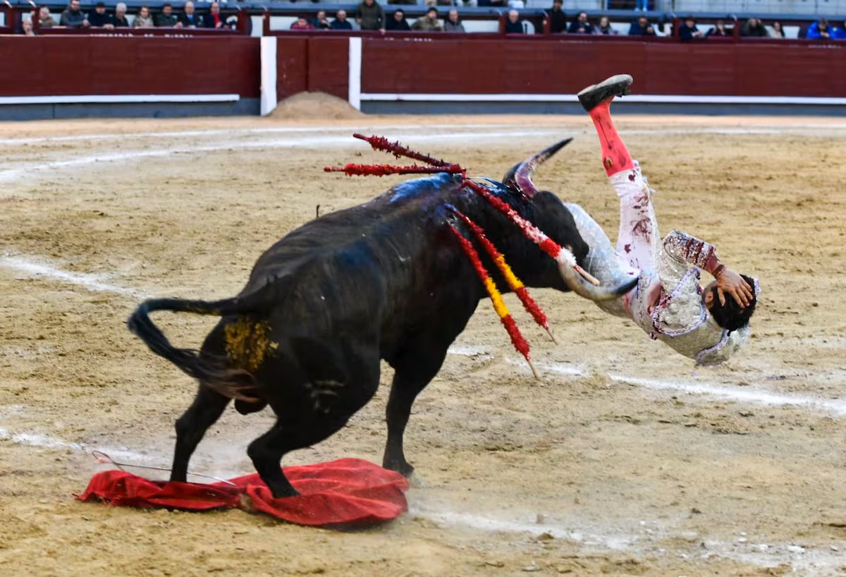 Impactante cogida de Cristian Pérez durante la corrida en Sevilla