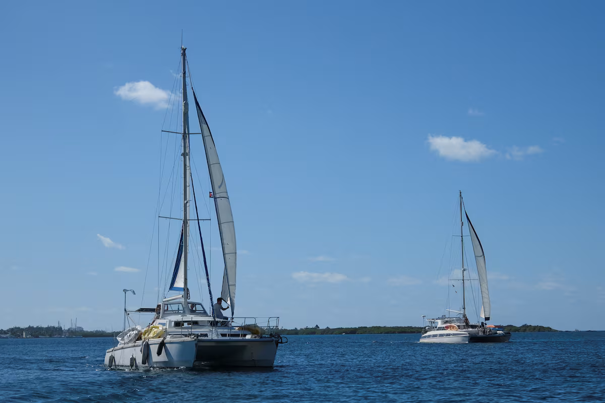 Marina Mexicana busca veleros desaparecidos con ayuda para Cuba en el Caribe