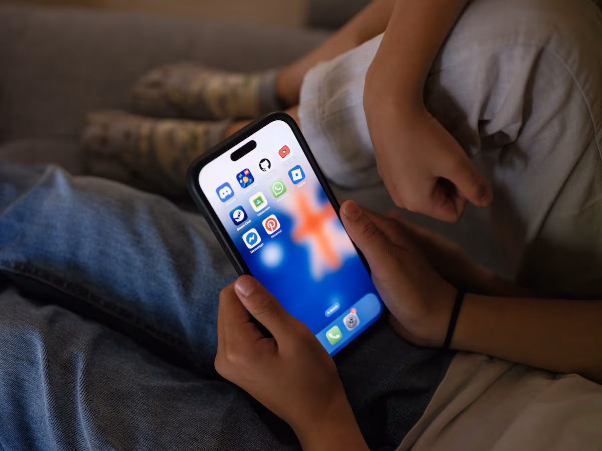 Australia enfrenta el reto del veto a redes sociales: menores las utilizan a pesar de todo