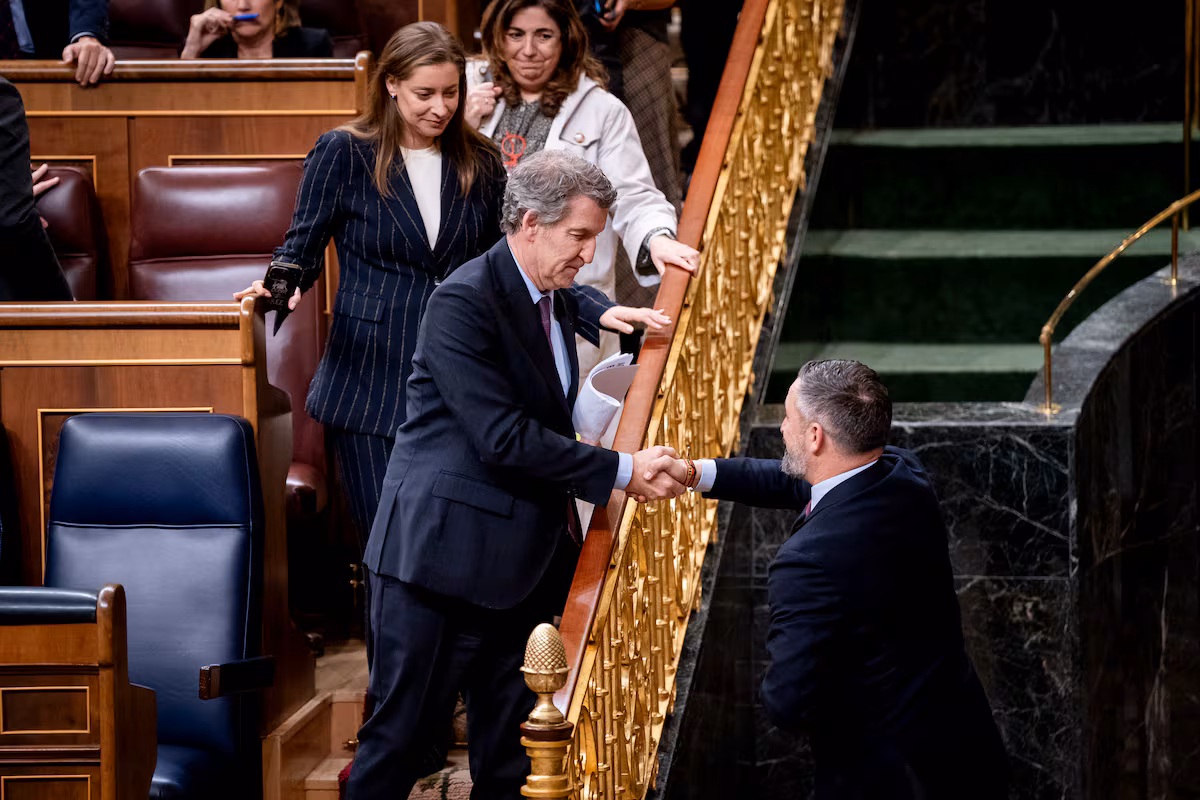 Feijóo y Abascal dialogan tras elecciones en Castilla y León para negociar gobiernos