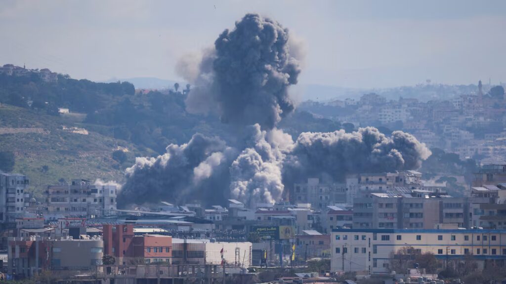 Guerra en Oriente Medio: Israel bombardea Líbano mientras se negocia el alto el fuego