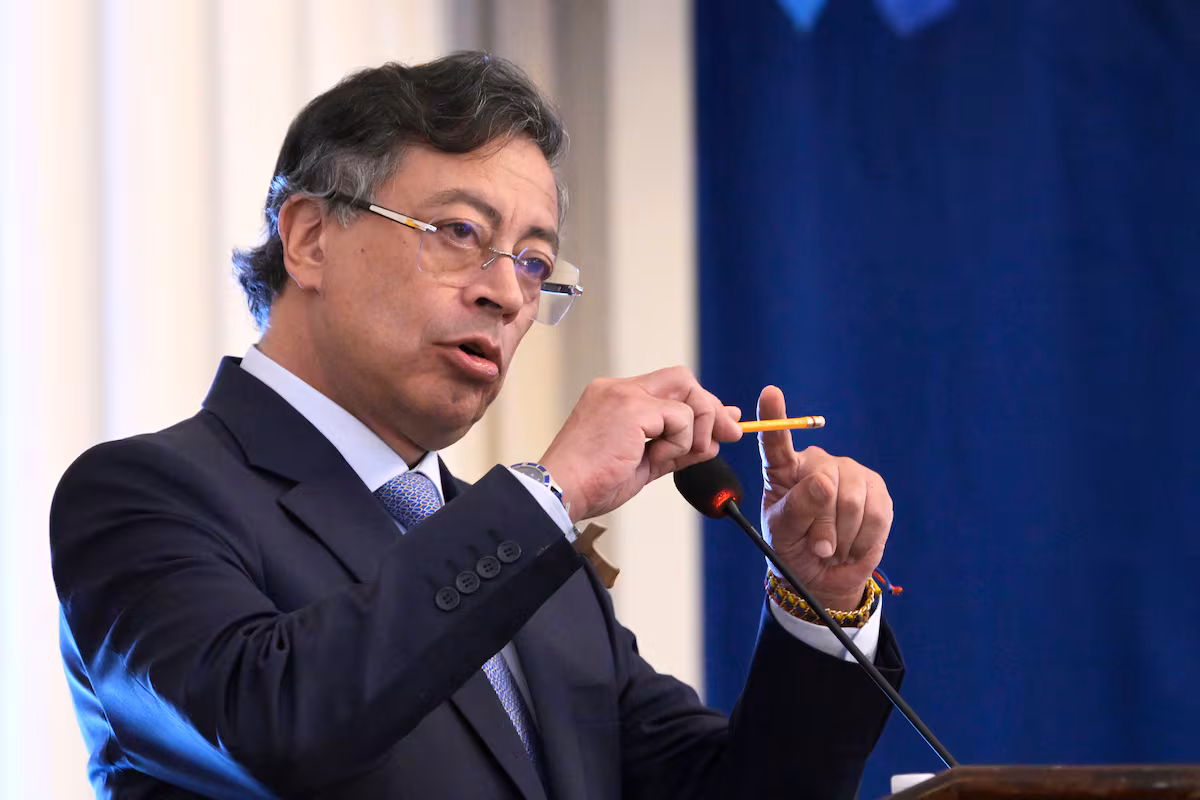 Gustavo Petro establece límite del 30% para inversiones de fondos pensionales en el exterior