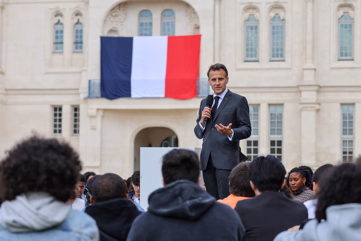 Líderes europeos como Macron y Sánchez abordan redes sociales para menores