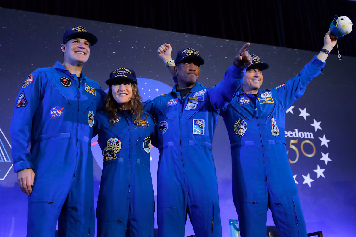 Los astronautas de Artemis 2 emocionan tras reunirse con sus familias en Houston