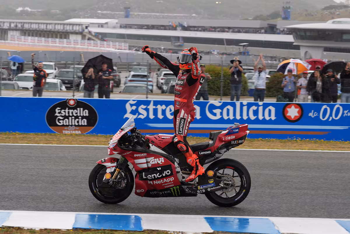 Marc Márquez brilla en Jerez: pole y victoria en un sábado caótico