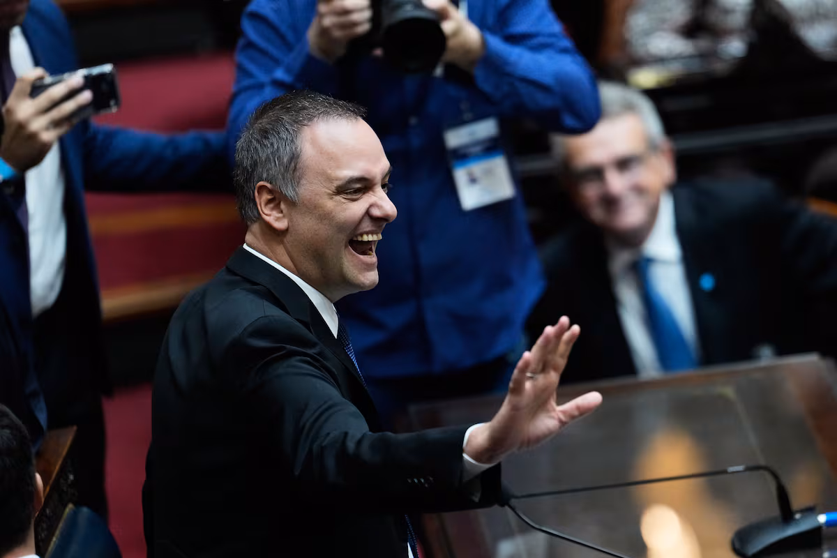 Milei defiende a su jefe de Gabinete acusado de corrupción en Congreso