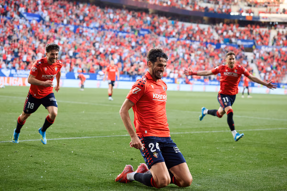 Osasuna asciende en la tabla y sumerge al Sevilla en descenso