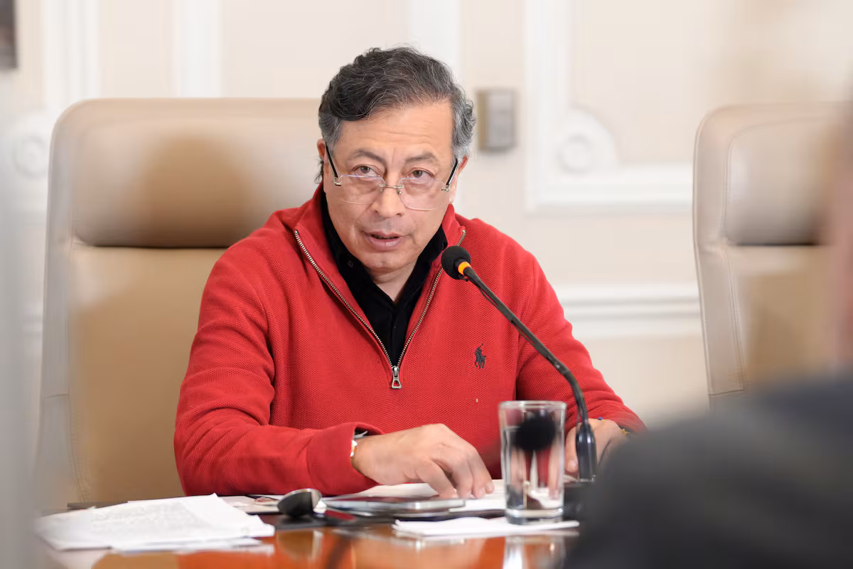 Petro evalúa incrementar el salario mínimo ante posible aumento de tasas