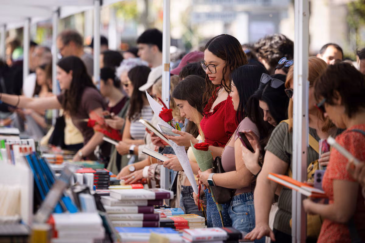 Sant Jordi: Un Encuentro Eterno entre Libros y Romance en Cataluña