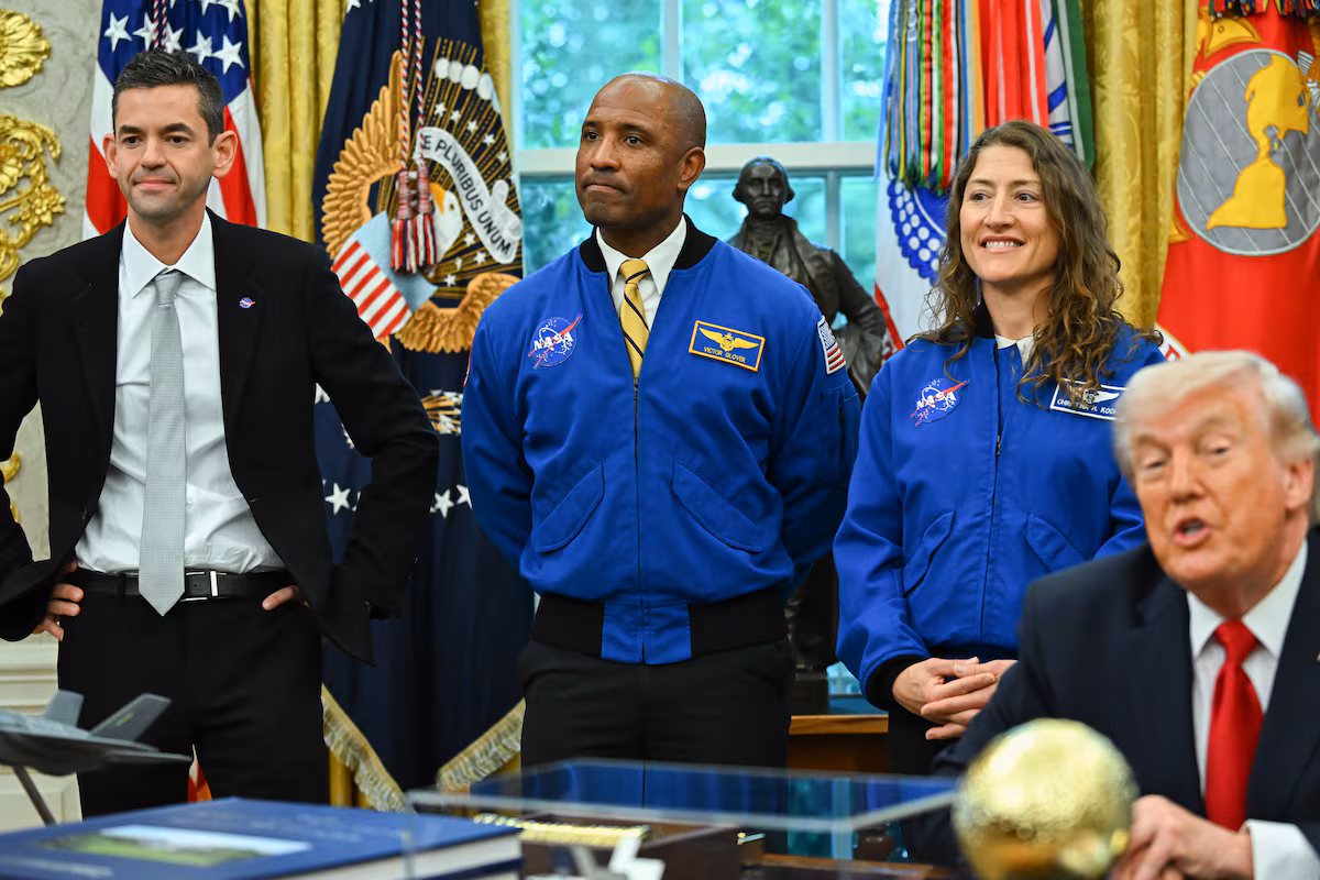 Trump se ríe de las orejas del jefe de la NASA ante astronautas lunares