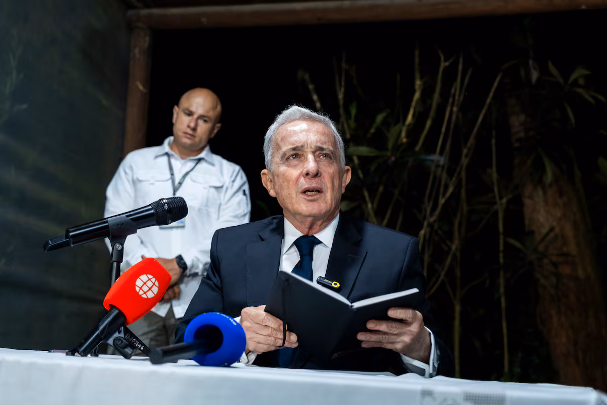 Uribismo intensifica ataques a De la Espriella por votantes de derecha