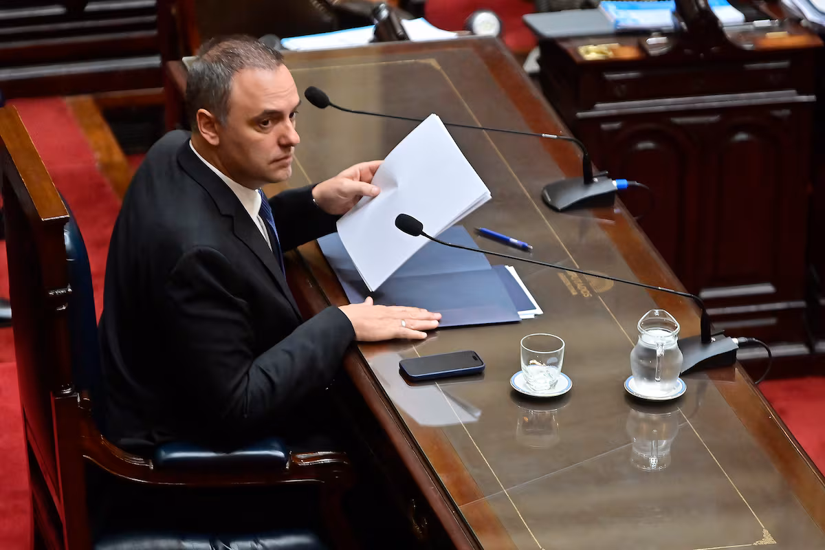 Adorni enfrenta la controversia de los sobresueldos en su carrera
