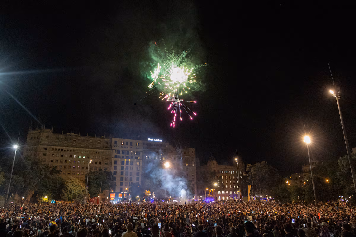 Barcelona Celebra en Plaça Catalunya Su Conquista del Título de Liga