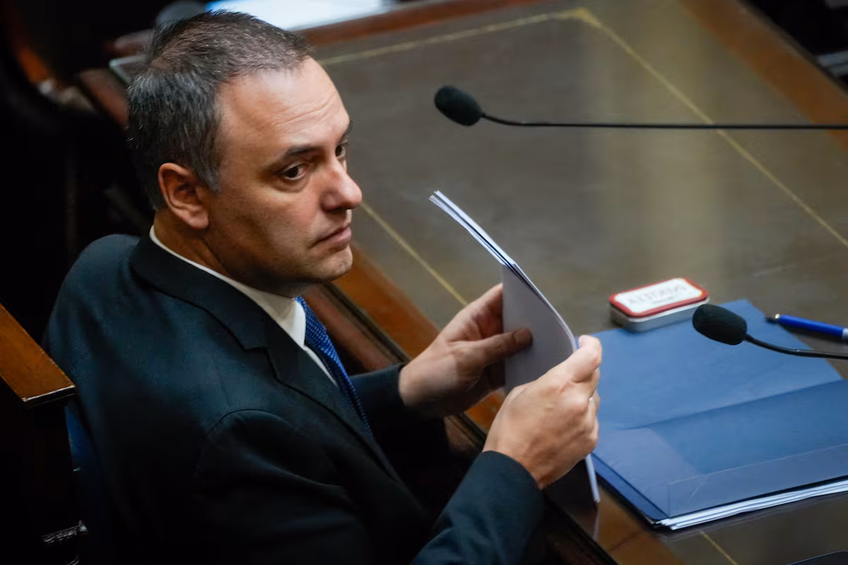 Corrupción al acecho: Jefe de Ministros de Milei enfrenta sospechas sobre viajes y propiedades