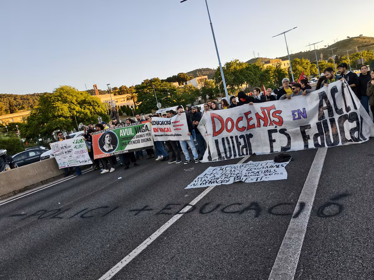 Cortes en Barcelona: La huelga educativa en Cataluña inicia con fuerza