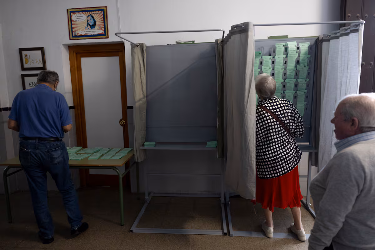 Elecciones 17M en Andalucía: Abren los colegios y Moreno aspira a la mayoría absoluta