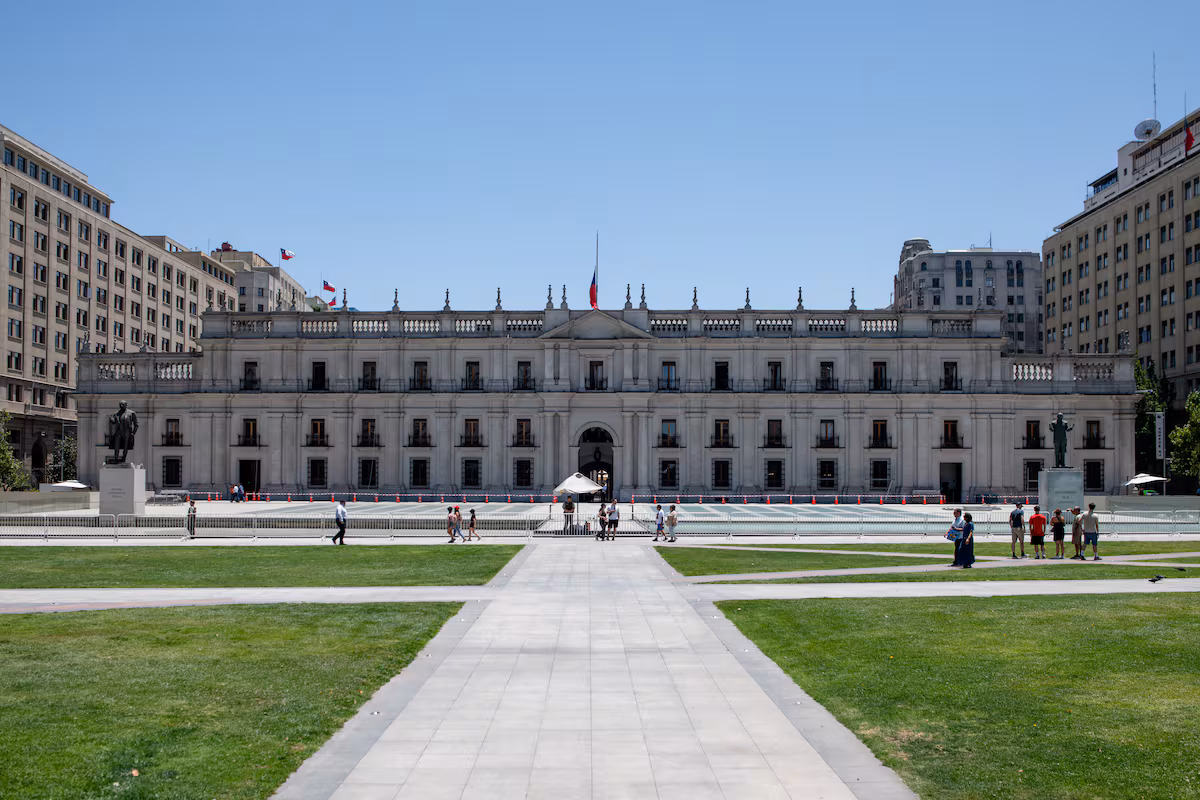 Estado chileno: Menos empleo público y gasto que el promedio OCDE