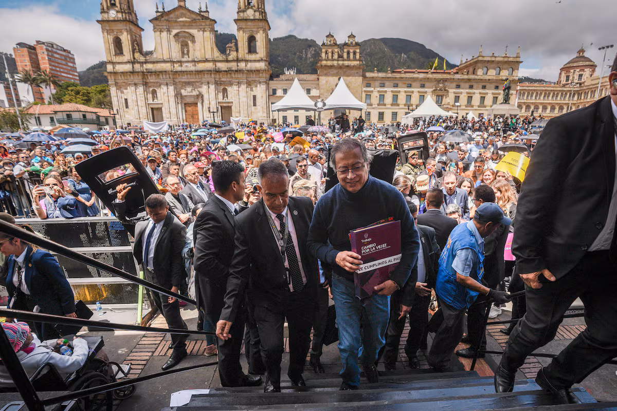 Gobierno de Petro enfrenta billonario desafío en cobro de pensiones y emergencias