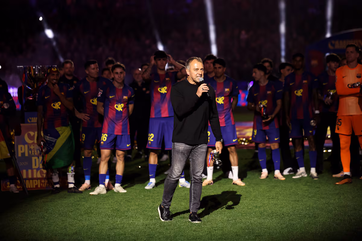 Hansi Flick celebra el título de Liga en un emocionante clásico