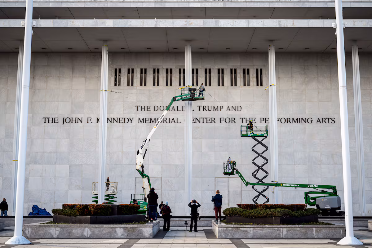 Juez ordena eliminar el nombre de Trump del Kennedy Center en Washington