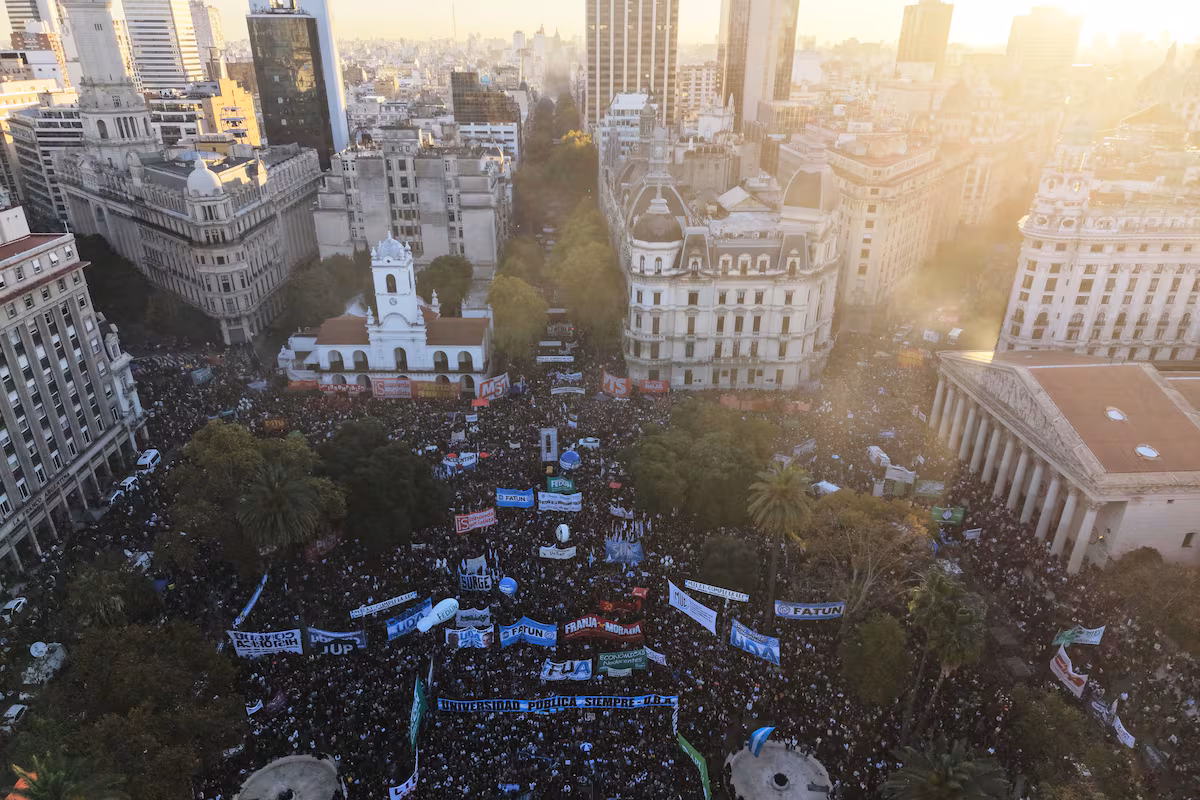 Masiva protesta en Argentina contra recortes a la universidad pública