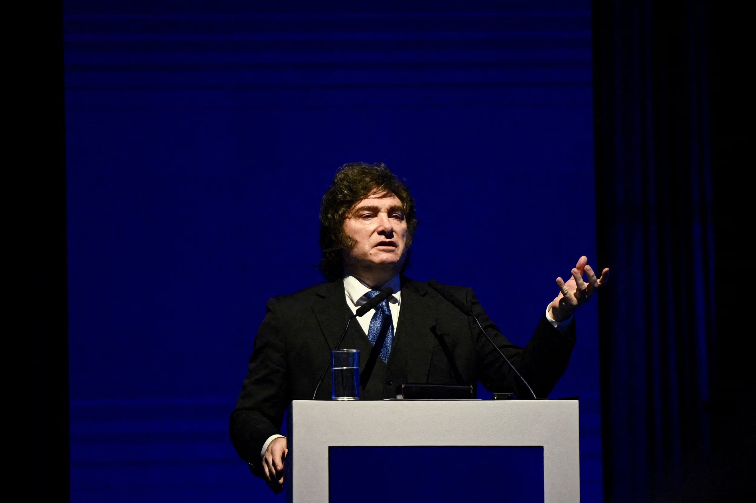 Milei enfrenta escándalos en Argentina y regresa a Estados Unidos