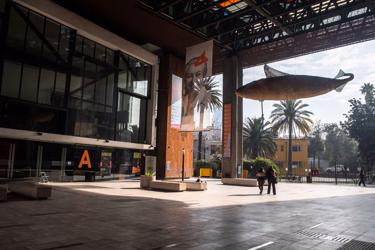 Teatro en Austeridad: Desafíos y Oportunidades en la Polarización Actual