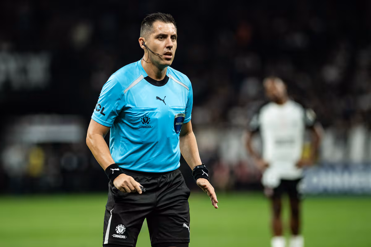 Cristián Garay: el árbitro chileno que dirigirá Canadá-Qatar en 2026