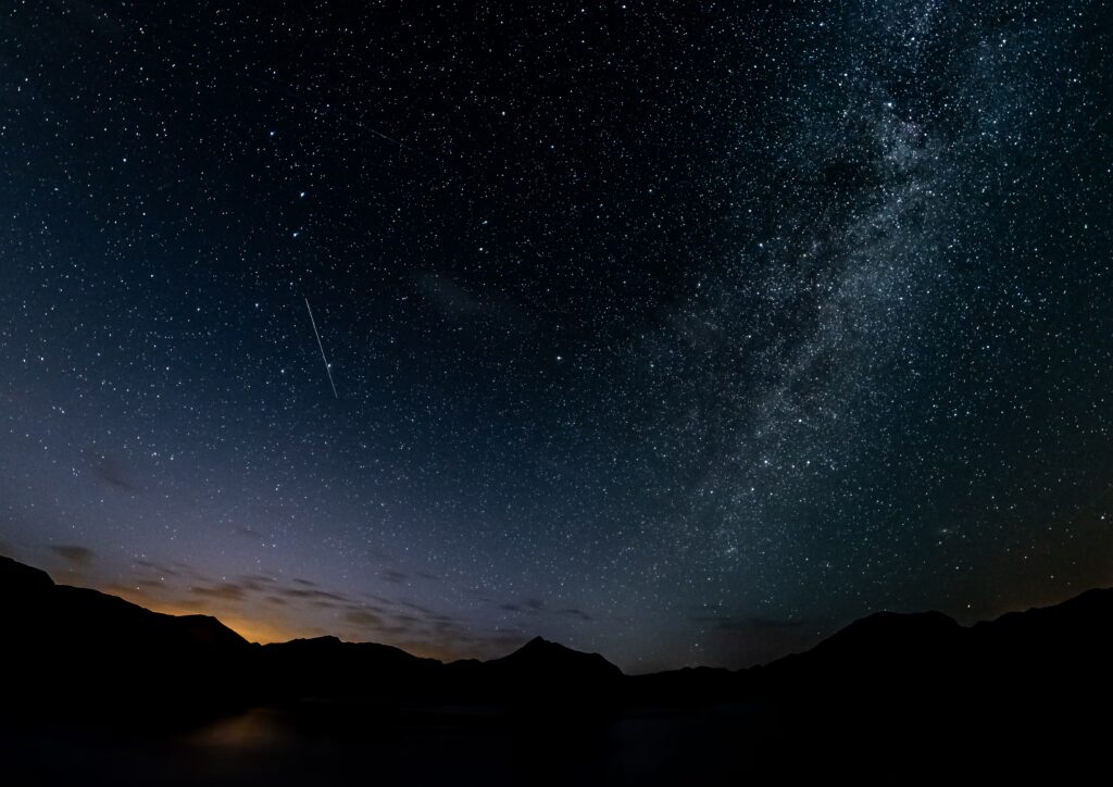 El Impactante Hallazgo de BH*: Estrella y Agujero Negro en el Amanecer del Universo