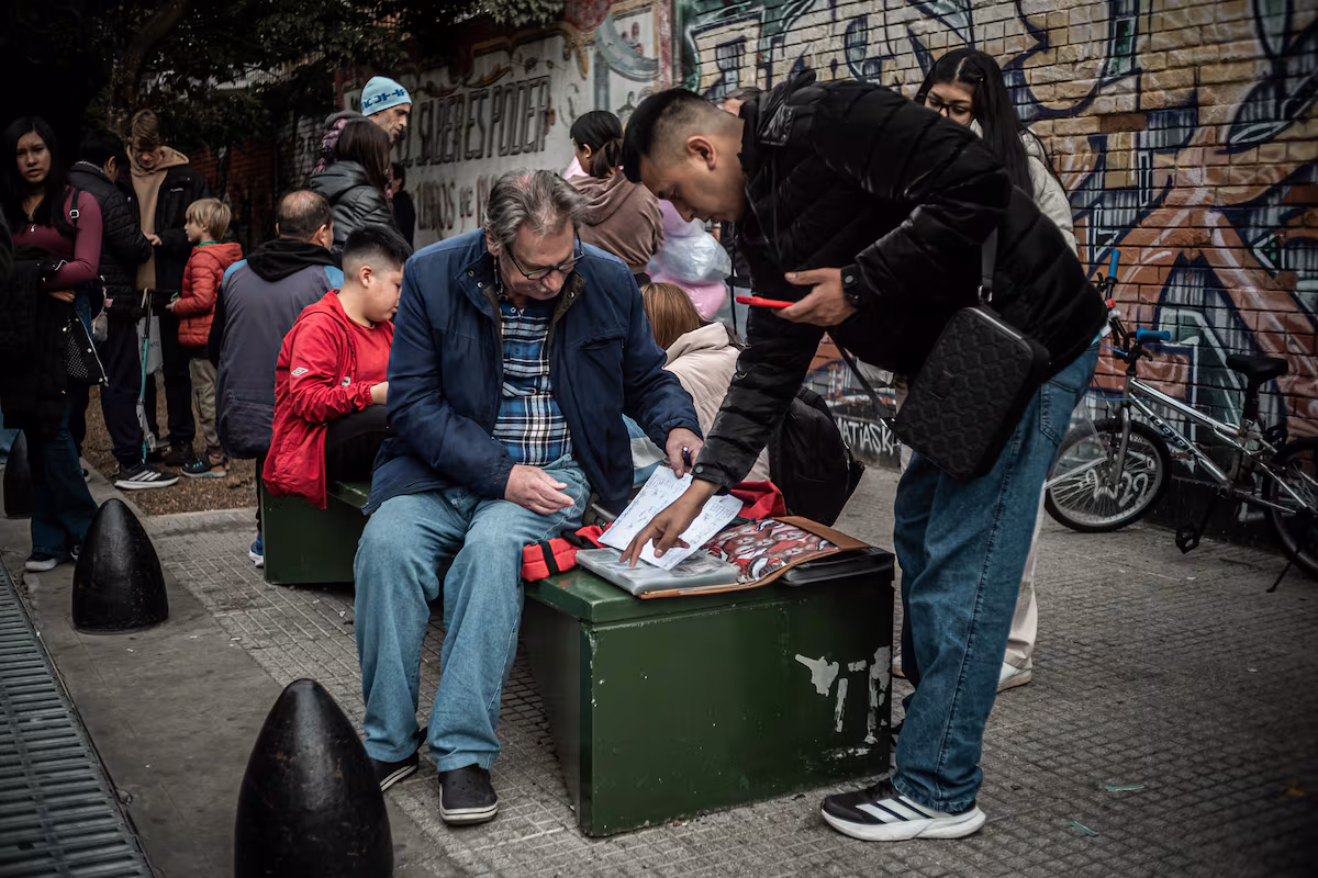 El furor de los argentinos por el álbum del Mundial: trueque y reventa en auge