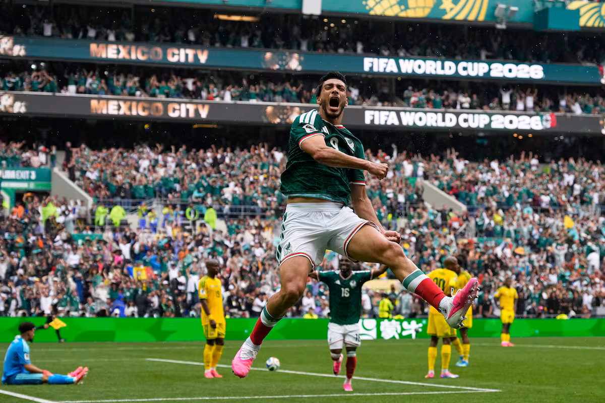 México supera a Sudáfrica 2-0 en vibrante fiesta futbolística en la CDMX