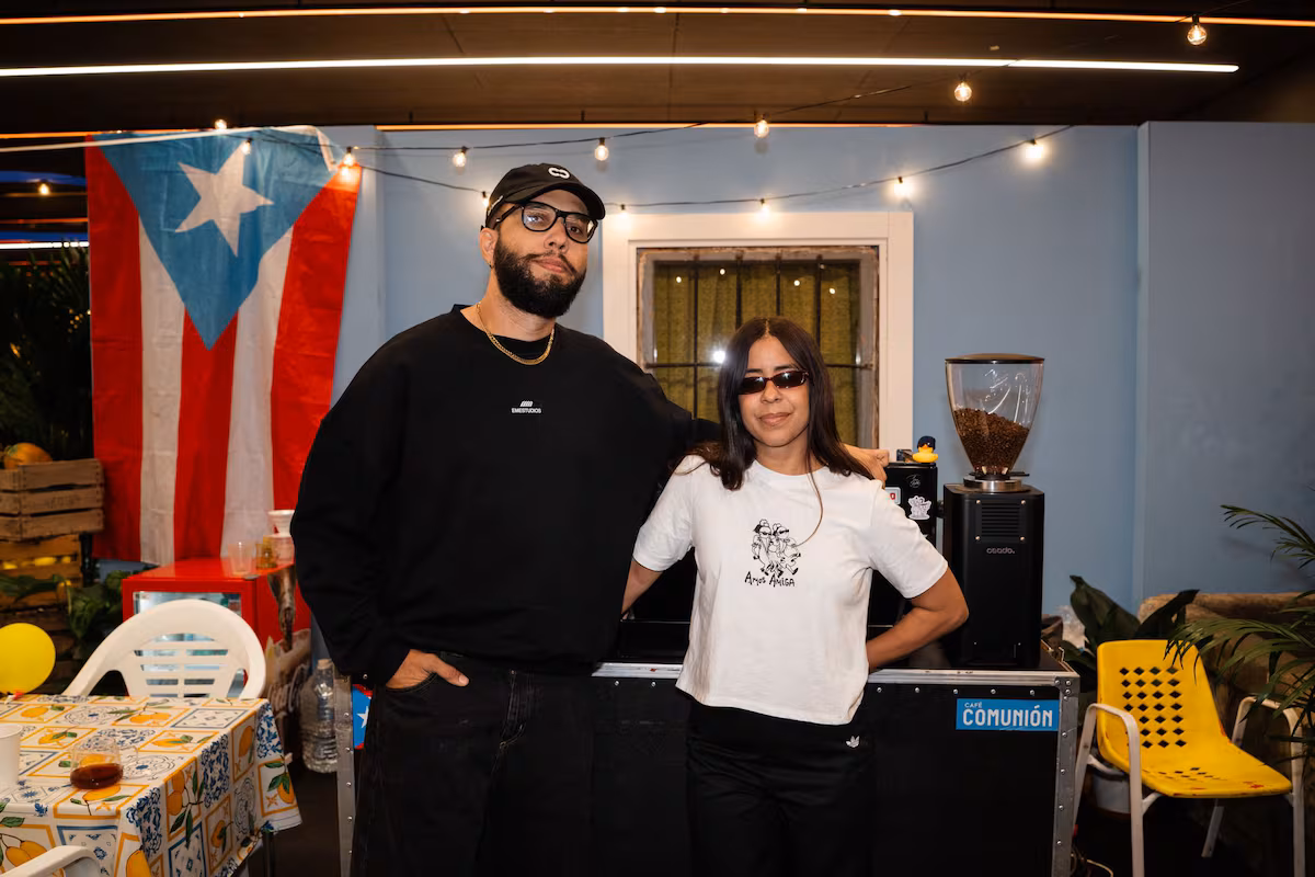 Pareja acompaña a Bad Bunny y prepara café para su equipo en gira