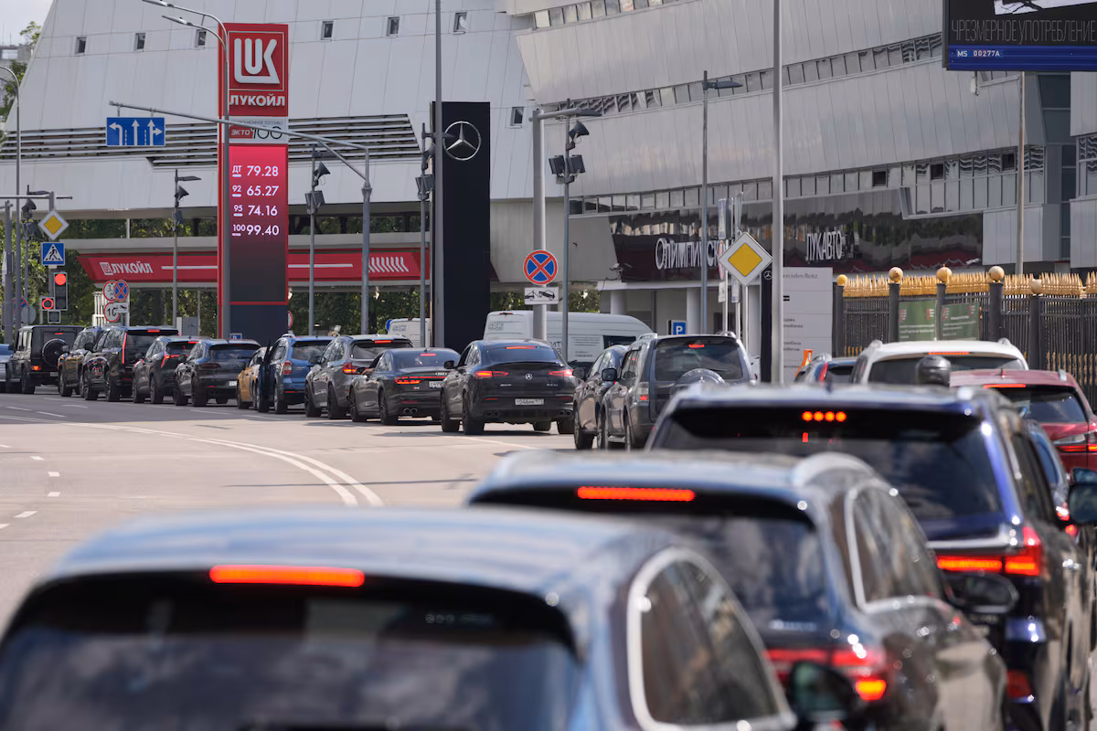 Crisis de combustible en Rusia: enormes colas y racionamiento en gasolineras