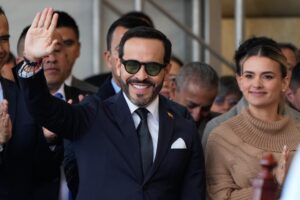 De la Espriella solicita permiso al Congreso para asumir en cuartel