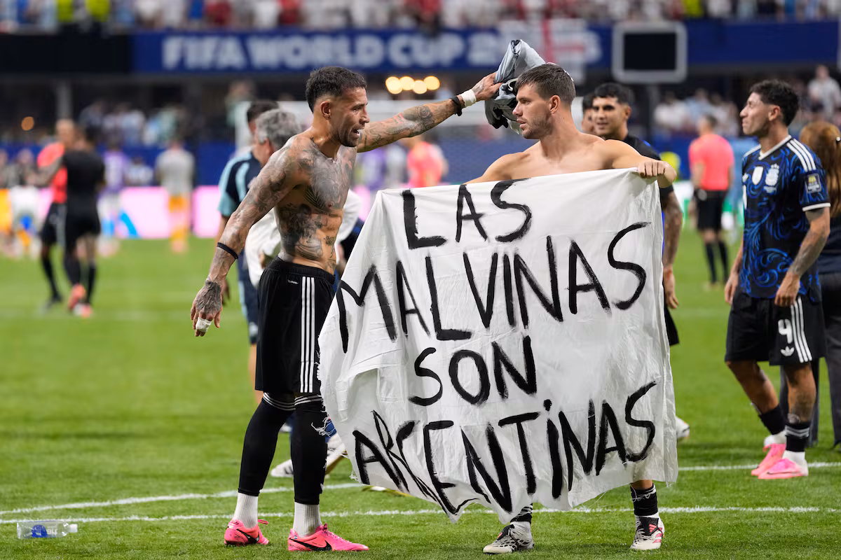 Futbolistas de la Albiceleste celebran victoria sobre Inglaterra con bandera de Malvinas