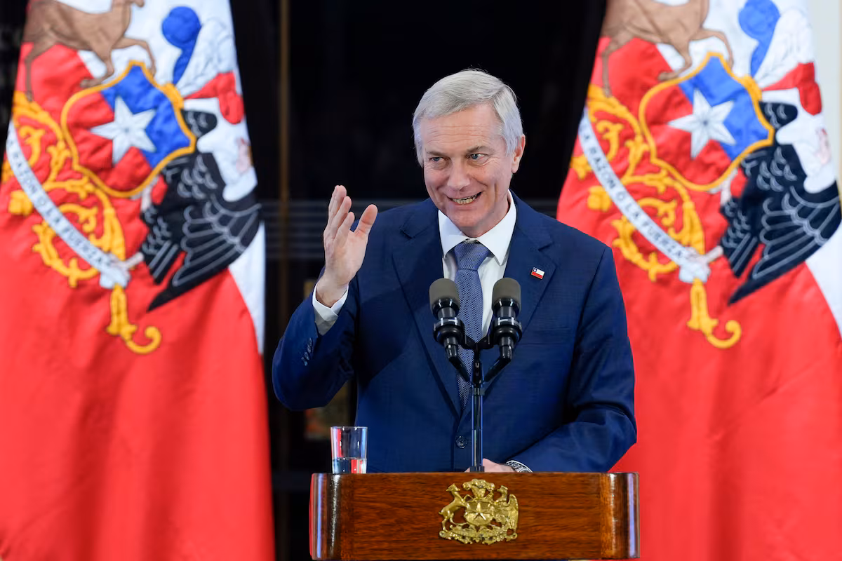 Kast respalda el histórico aumento de bencinas en Chile: Lecciones globales