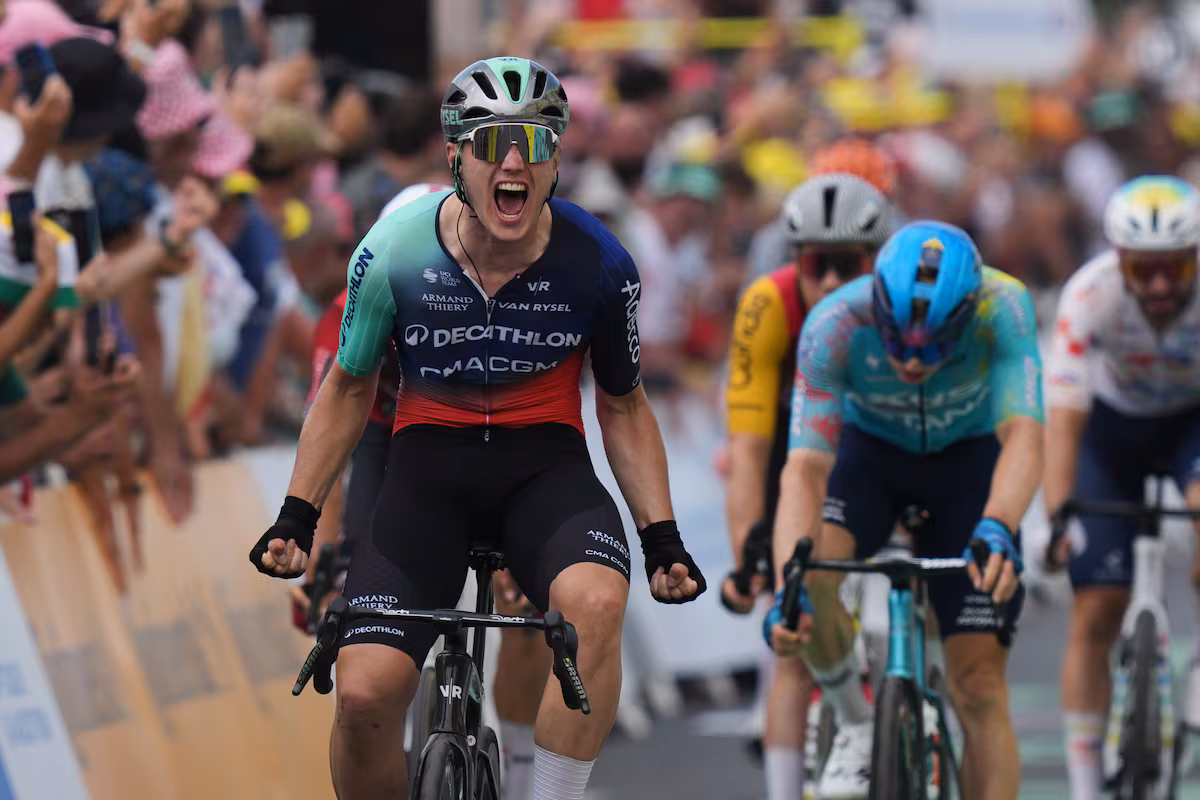 Olav Kooij triunfa en el sprint y conquista la quinta etapa del Tour en Pau