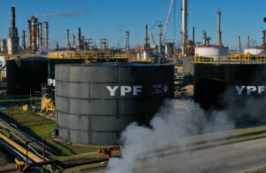 Milei impulsa la concentración del mercado de gas y electricidad en Argentina